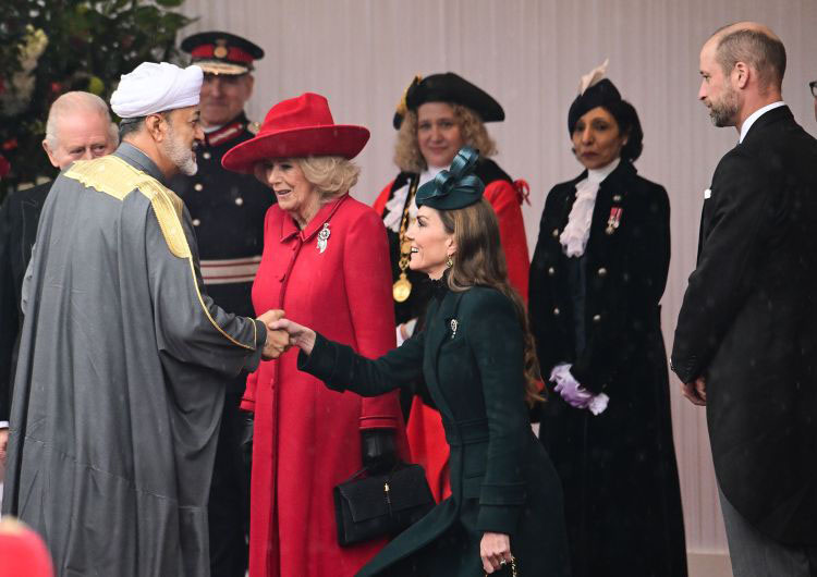 A ROYAL CURTSY THAT CAPTURED THE WORLD